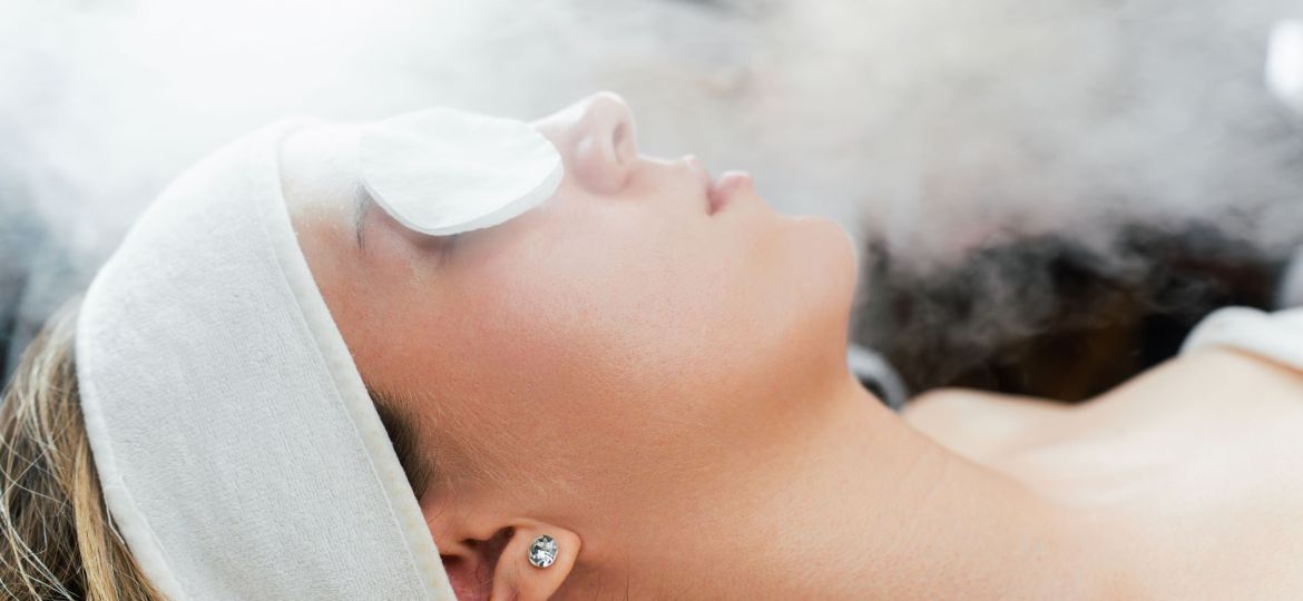 Young,Woman,Receiving,Beauty,Treatment,With,Thermal,Ozone,Facial,Steamer.